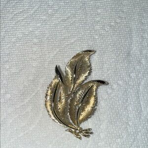 Lisner Gold Leaf Brooch #N